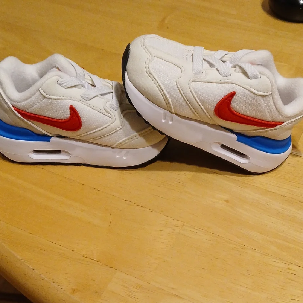 Nike White and Red Sneakers with Classic Design - Picture 5 of 5